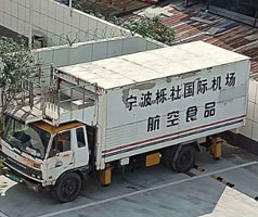 公司售服對(duì)機(jī)場(chǎng)中央廚房系統(tǒng)冷卻用冷水機(jī)進(jìn)行回訪，發(fā)現(xiàn)風(fēng)險(xiǎn)，解決問(wèn)題